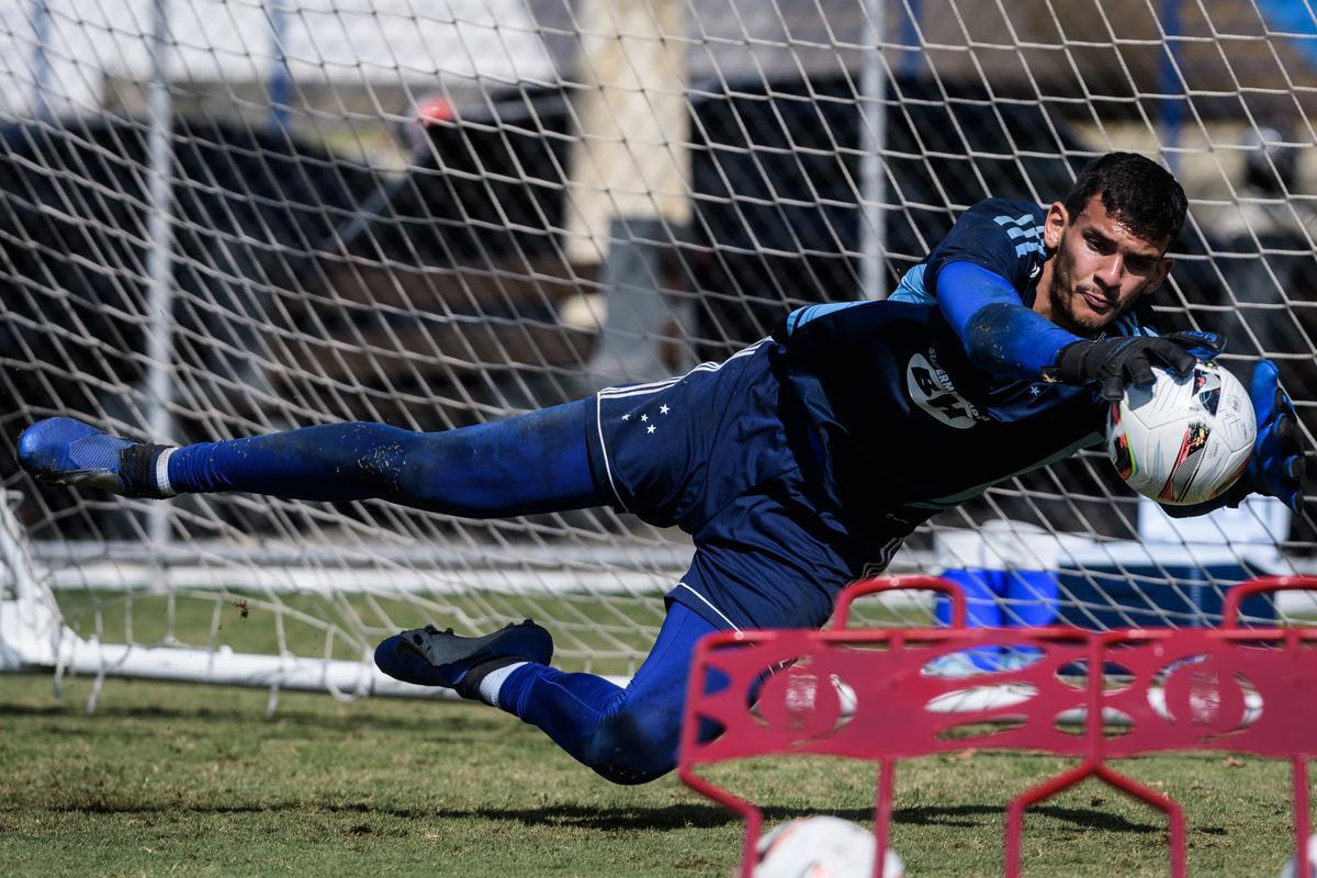 Fotos do treino do Cruzeiro nesta quinta-feira (4), na Toca da Raposa II, em Belo Horizonte. Time celeste enfrentar o Tombense no sbado, s 19h, no Mineiro, pela Srie B.