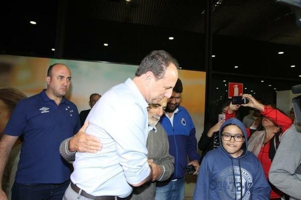 Novo treinador do Cruzeiro, Rogério Ceni desembarcou em Confins na manhã desta terça-feira e recebeu apoio de torcedores