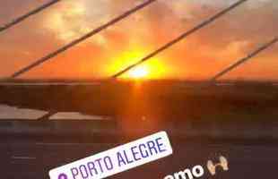 Atacante Rafael Sobis chegou a Porto Alegre com os filhos