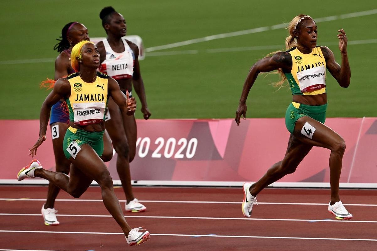 Fotos espetaculares da vitria da jamaicana Elaine Thompson-Herah nos 100m rasos dos Jogos Olmpicos de Tquio com o tempo de 10s61. A velocista quebrou o recorde olmpico e comandou o pdio jamaicano ao lado de Ann Fraser-Pryce, prata, e Shericka Jackson, bronze.