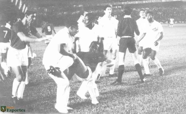 Imagens da vit�ria do Cruzeiro sobre o Santos, por 6 a 2, no Mineir�o, no jogo de ida da final da Ta�a Brasil de 1966. Gols celestes foram marcados por Z� Carlos (contra), Natal, Dirceu Lopes (3) e Tost�o (p�nalti)