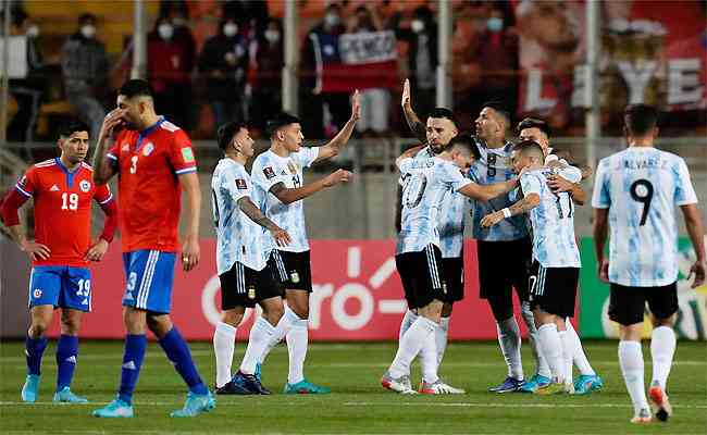 Argentinos comemoram, enquanto chilenos deixam campo desolados após derrota