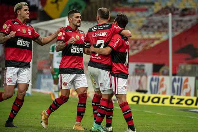 Jogadores do Flamengo comemoram o gol da virada marcado por Michael