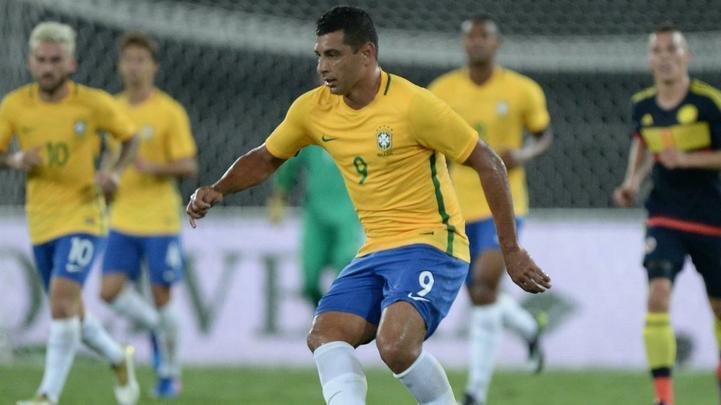 Em janeiro de 2017, aps seis anos, Diego Souza voltou a defender a Seleo Brasileira. Artilheiro da Srie A do Brasileiro na temporada passada com 14 gols pelo Sport, o jogador vinha sendo observado pelo tcnico Tite. Em um amistoso diante da Colmbia, em homenagem  Chapecoense, o meia leonino foi acionado no time titular desempenhando a funo de centroavante. Depois de um hiato de 16 anos, o Rubro-negro voltou a ter a honra de ceder um de seus atletas  Canarinha principal. O ltimo jogador do Sport convocado havia sido o volante Leomar, em 2001. 