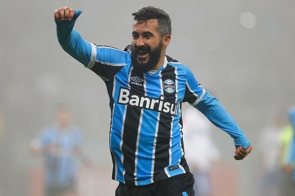 Sob forte neblina em Porto Alegre, Cruzeiro  batido pelo Grmio e vai para lanterna do Brasileiro