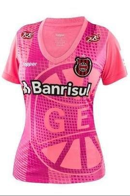 A camisa Outubro Rosa do Grêmio Esportivo Brasil é inspirada no escudo do Xavante, representado em grandes proporções com efeito de retículas degrade.