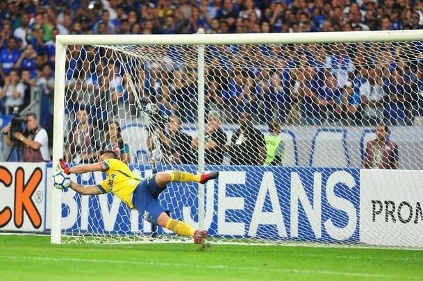 Fbio foi decisivo nos pnaltis, fez trs defesas e colocou o Cruzeiro nas semifinais da Copa do Brasil