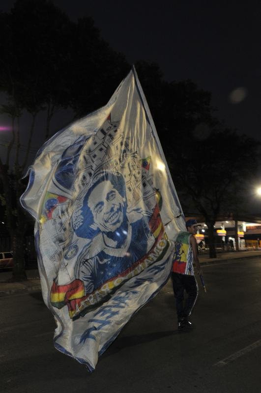 Torcida do Cruzeiro voltou ao Mineiro aps meses de ausncia devido  pandemia. Houve grandes filas devido  desorganizao do clube, que demorou a enviar funcionrios aos portes para fazer a conferncia dos exames de COVID-19. Na Alameda das Palmeiras, muitos cruzeirenses se aglomeraram e no usaram mscara prximo ao Bar do Peixe.