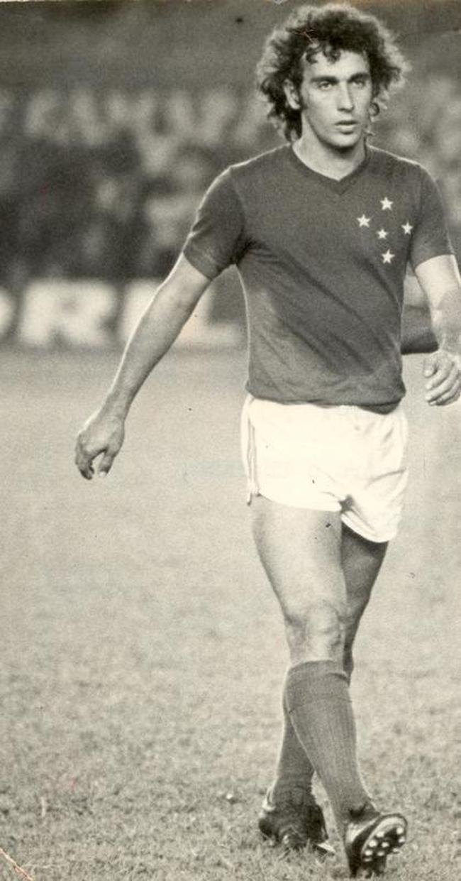 Os chutes fortes e precisos do lateral-direito Nelinho levaram o Cruzeiro a muitas conquistas, como a da Copa Libertadores de 1976. Ele marcou nada menos que 105 gols pelo clube (42 de falta), sendo o 13 maior artilheiro da histria. O ex-jogador ficou na Toca da Raposa de 1973 a 1982, quando se transferiu para o Atltico aps se mostrar insatisfeito com a chegada do tcnico Yustrich  equipe celeste.