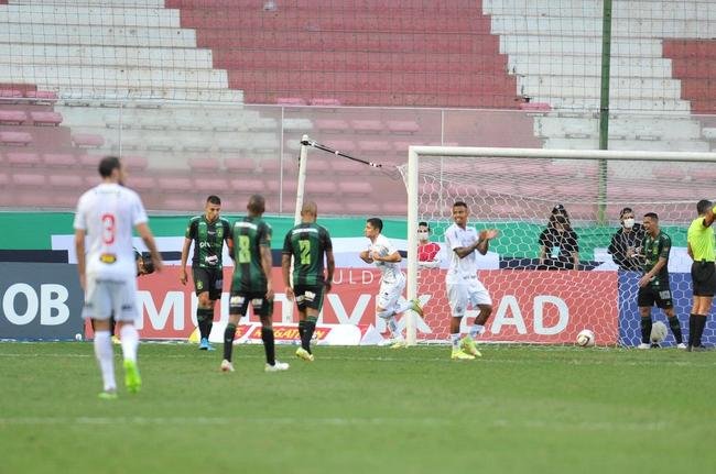 Gols de Arana e Savarino deram a vitria ao Atltico no clssico contra o Amrica pela sexta rodada do Mineiro