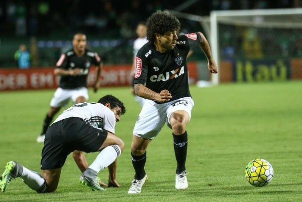 Com atuao ruim, Atltico  derrotado pelo Coritiba, por 2 a 0, no Couto Pereira, e fica mais distante do ttulo do Campeonato Brasileiro