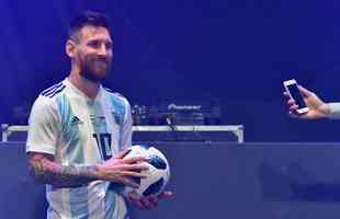 Com presena de Messi, Adidas e Fifa lanaram a bola oficial da Copa da Rssia: a Telstar