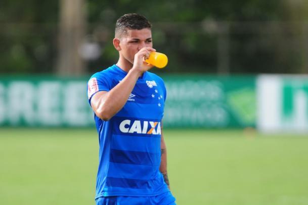 Com presena da torcida, Cruzeiro seguiu preparao para jogo contra o Fluminense, no Mineiro. Nesta sexta, Mano definiu Lucas Silva como substituto de Henrique, suspenso. O zagueiro Leo treinou normalmente aps se recuperar de leso e ser relacionado. Na foto, o atacante Judivan