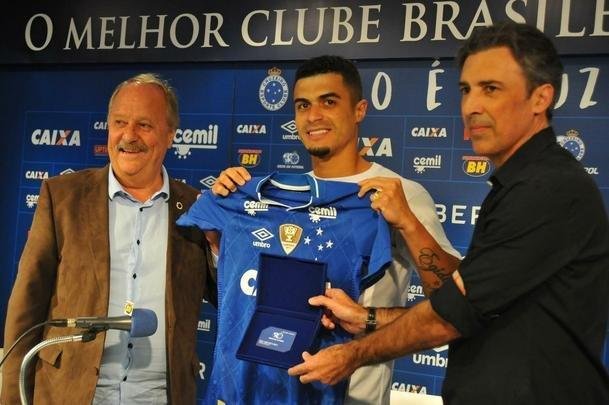 Cruzeiro apresentou o lateral-esquerdo Egdio como novo reforo para a temporada 2018