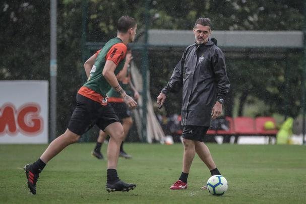 Atlético treina com Victor e Jair em campo; veja fotos