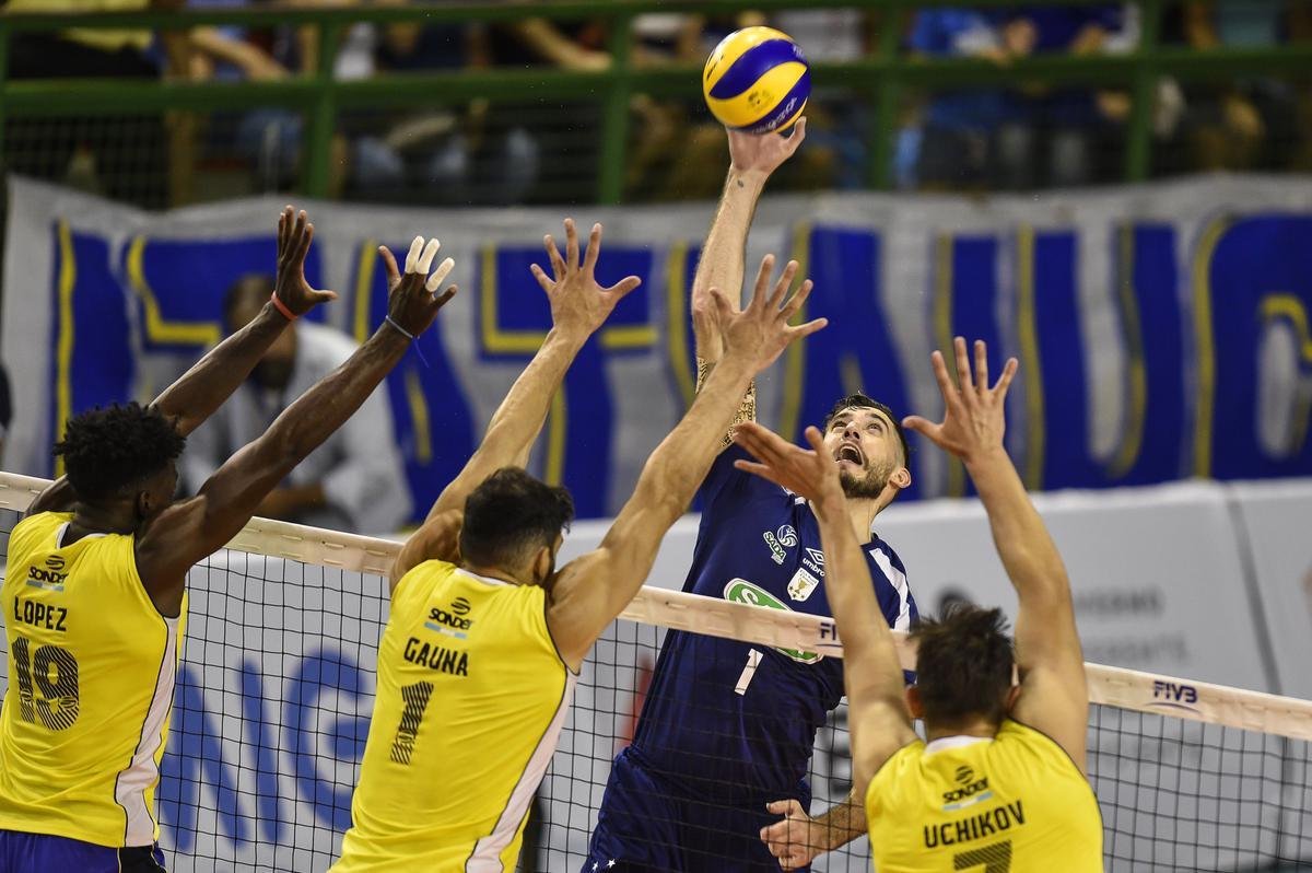 Cruzeiro e UPCN Bolvar Voley fizeram a final do Campeonato Sul-Americano de Clubes de Vlei, no Ginsio do Riacho, em Contagem