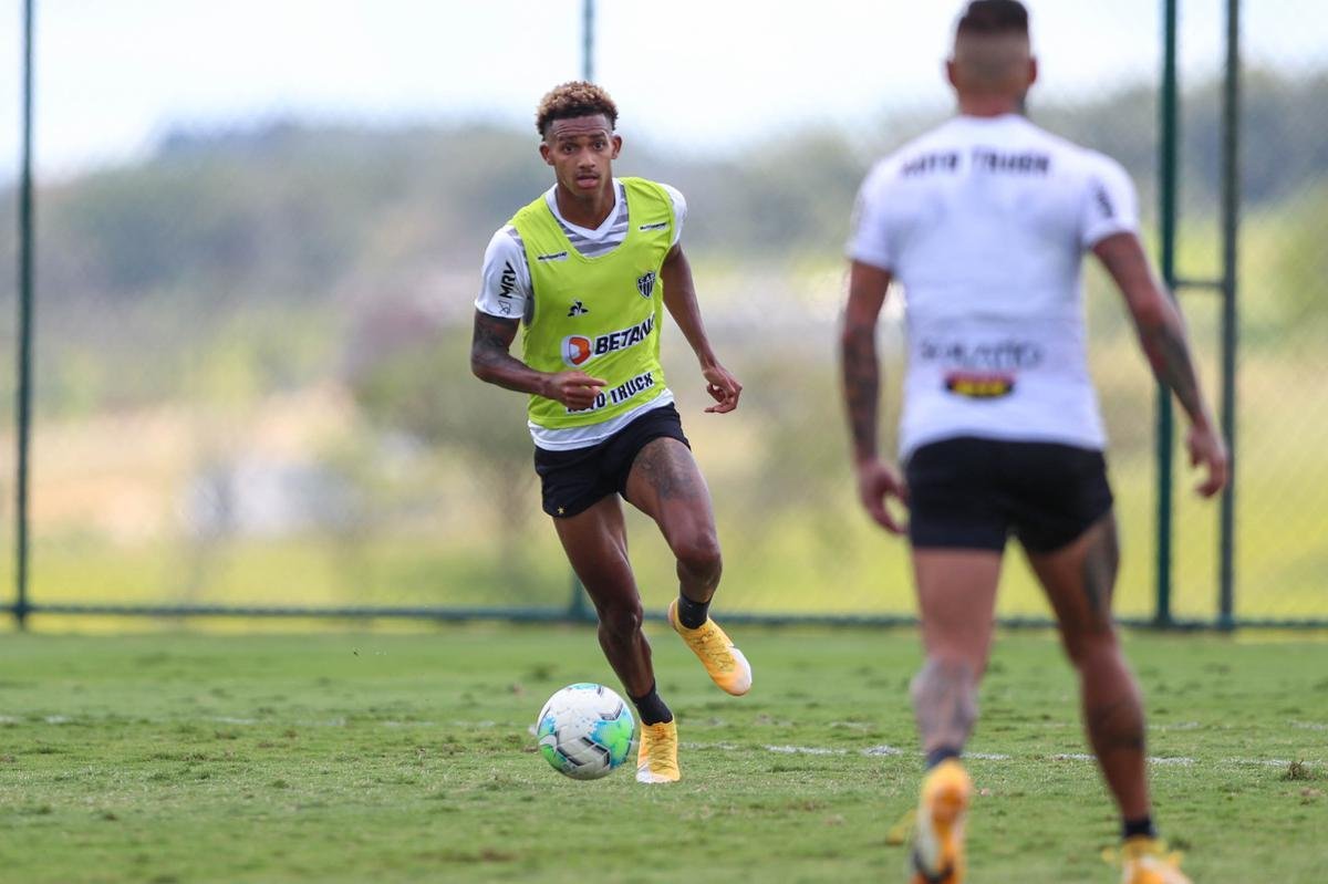 Dylan Borrero - Volante, meia, ponta... O colombiano de 19 anos já atuou em diversos setores do campo sob o comando de Sampaoli. Pode ser escalado como extremo esquerdo, já que a comissão técnica entende que ele tem perfil físico para desempenhar a função. Capacidade técnica e estilo de jogo, porém, seriam bem diferentes em relação a Keno.