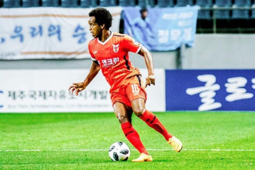 5 CRB - com passagem de sucesso pelo Jeju United, da Coreia do Sul, onde marcou 33 gols em 116 jogos, o atacante Magno Cruz  o atleta mais valioso do CRB. Seus direitos so calculados em 1 milho de euros - R$ 6,08 milhes - pelo Transfermarkt. O site alemo deixa quatro integrantes do elenco fora da avaliao e d ao grupo completo a cotao de 9,48 milhes de euros (R$ 57,63 milhes).