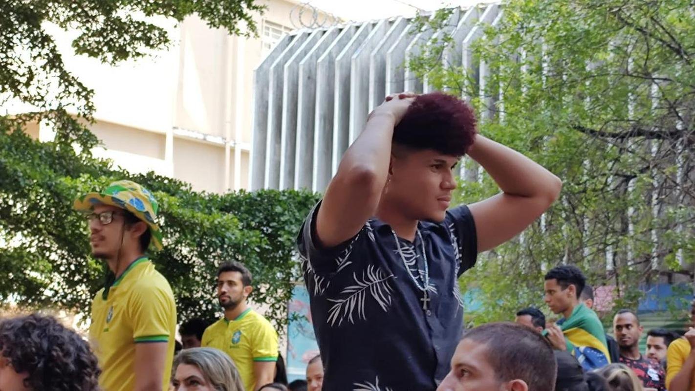 Tristeza da torcida com a eliminao do Brasil na Copa