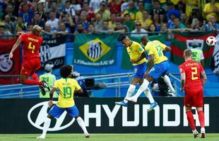 Fernandinho errou ao tentar tirar a bola em escanteio e colocou contra as prprias redes