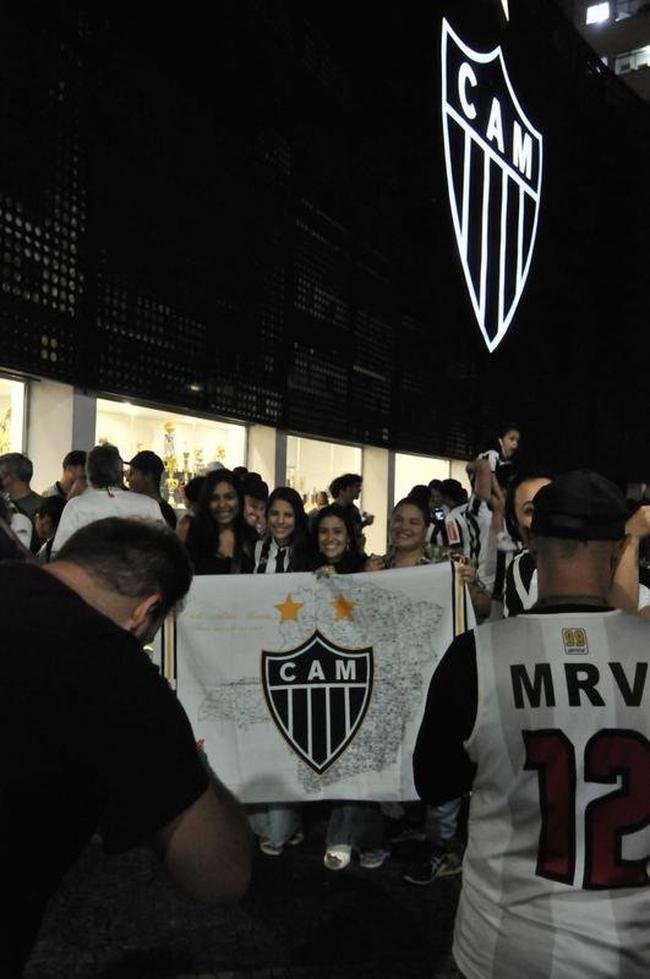 Torcedores do Atltico se concentraram em frente  sede do clube, no bairro de Lourdes, em BH, para festejar o ttulo da Supercopa do Brasil sobre o Flamengo. Galo derrotou rubro-negros nos pnaltis na Arena Pantanal, em Cuiab
