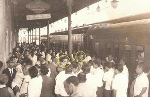 Tost�o e Proc�pio ao lado de torcedores, na esta��o ferrovi�ria