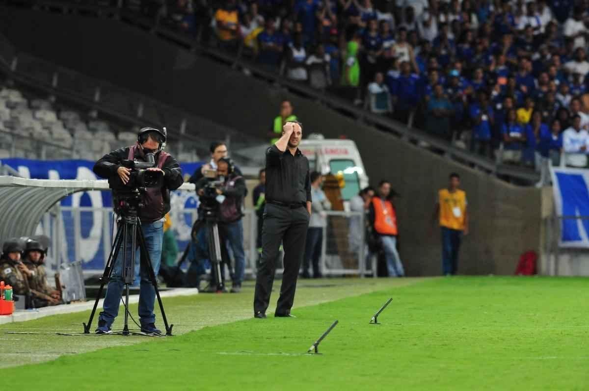 Cruzeiro perde por 2 a 1, mas gol de Thiago Neves assegura classificao s oitavas de final
