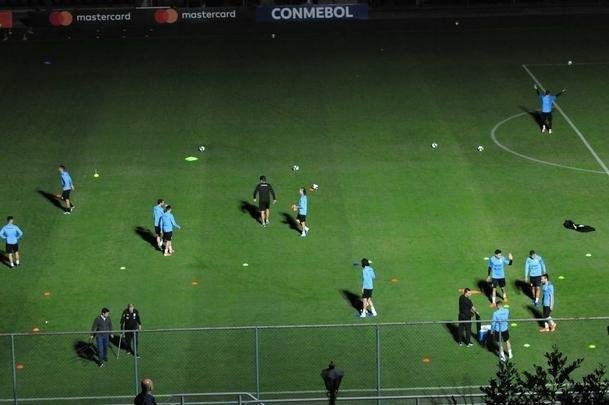 Imagens do primeiro treino da Seleo Uruguaia no Sesc Venda Nova, em Belo Horizonte