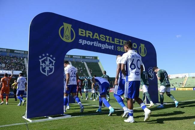 Fotos do jogo entre Guarani e Cruzeiro, no Brinco de Ouro, em Campinas, pela 17 rodada da Srie B do Campeonato Brasileiro