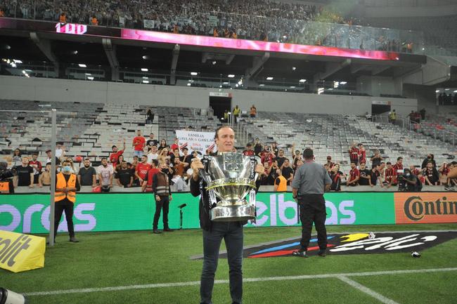 Atlético ergue a taça e festeja bi da Copa do Brasil