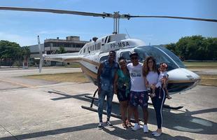 O atacante Denlson aproveitou um passeio de helicptero com a famlia no Rio de Janeiro