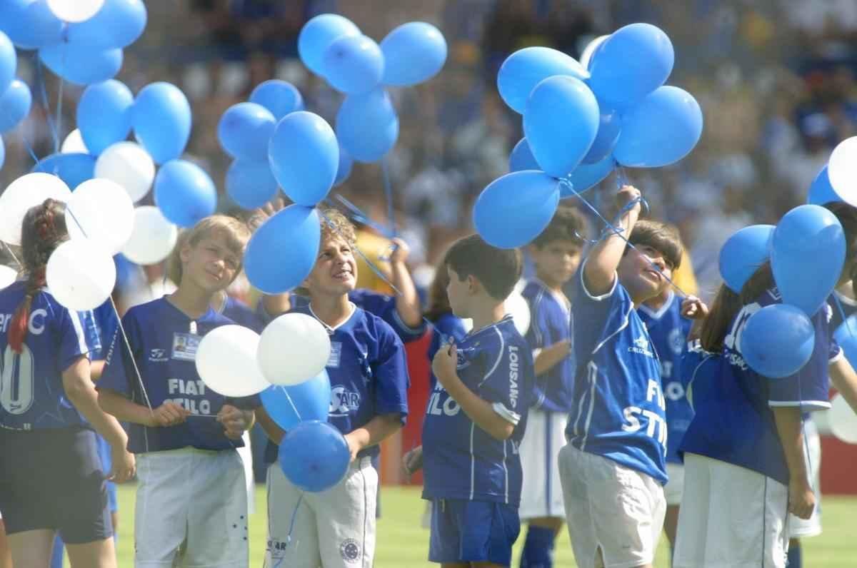 Em 30 de novembro de 2003, Cruzeiro derrotou o Paysandu por 2 a 1, no Mineiro, pela 44 rodada, e confirmou o ttulo brasileiro de forma antecipada. Zinho, no primeiro tempo, e Mota, no segundo, marcaram os gols celestes. Aldrovani descontou para o Papo. Depois do apito final, uma grande festa tomou conta do gramado e das arquibancadas. 