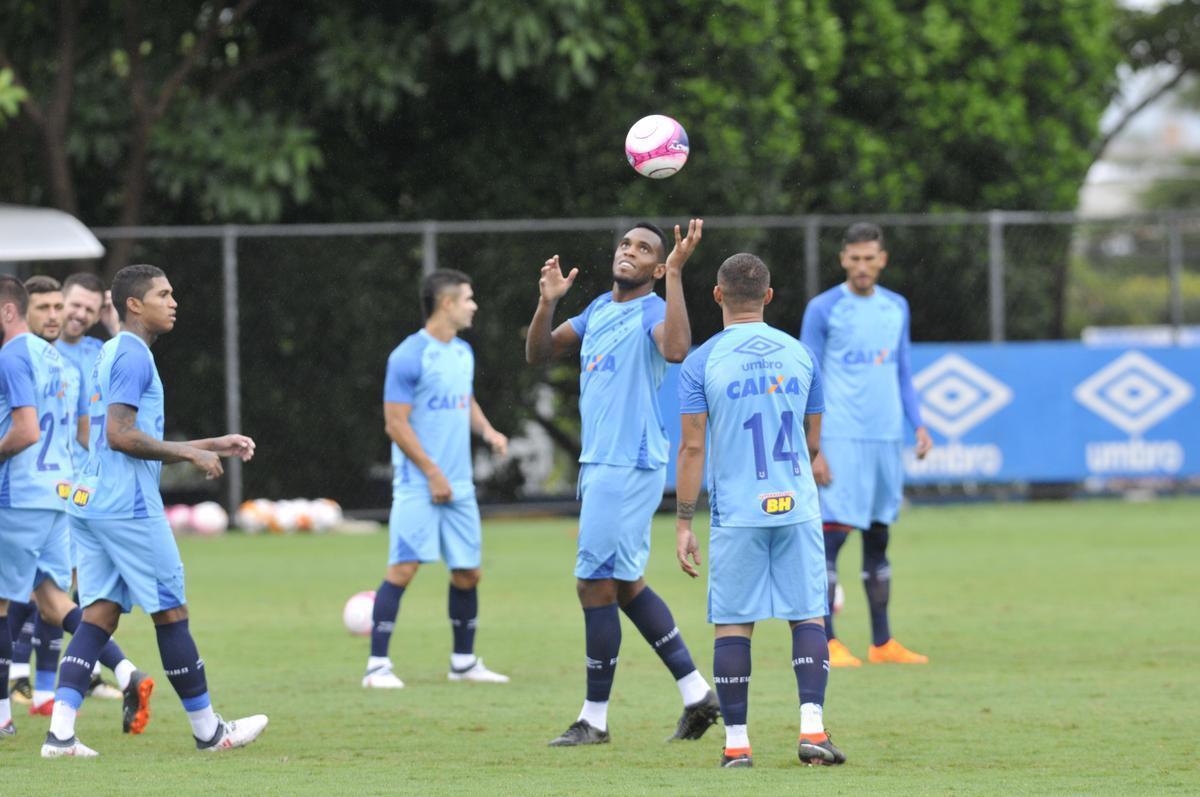 Em atividade na Toca da Raposa II, tcnico Mano Menezes mostrou provvel escalao do Cruzeiro para o jogo contra o Boa: Rafael; Nonoca, Ded, Digo e Marcelo Hermes; Lucas Romero e Bruno Silva; Rafael Sobis, Thiago Neves e Mancuello; Raniel (fotos: Juarez Rodrigues/EM D.A Press)