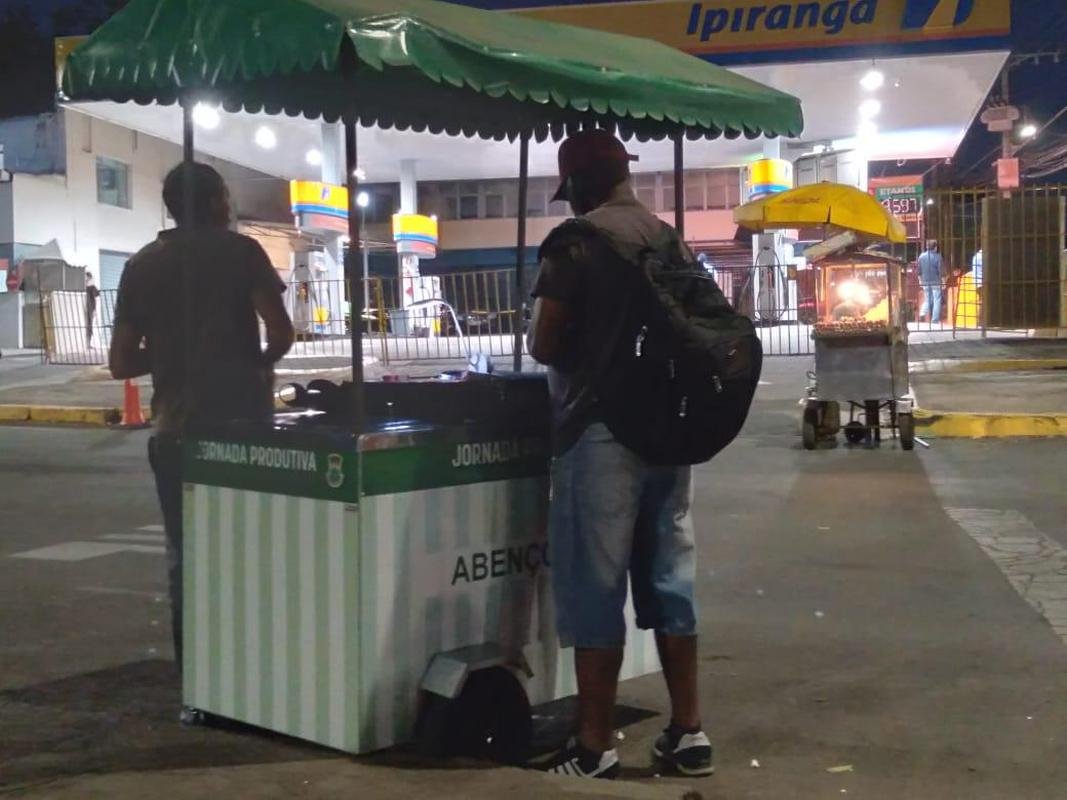 Ambulantes aguardam a torcida no point do posto Ipiranga, localizado em frente o Mineiro