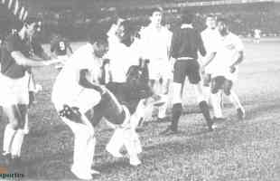 Imagens da vitria do Cruzeiro sobre o Santos, por 6 a 2, no Mineiro, no jogo de ida da final da Taa Brasil de 1966. Gols celestes foram marcados por Z Carlos (contra), Natal, Dirceu Lopes (3) e Tosto (pnalti)