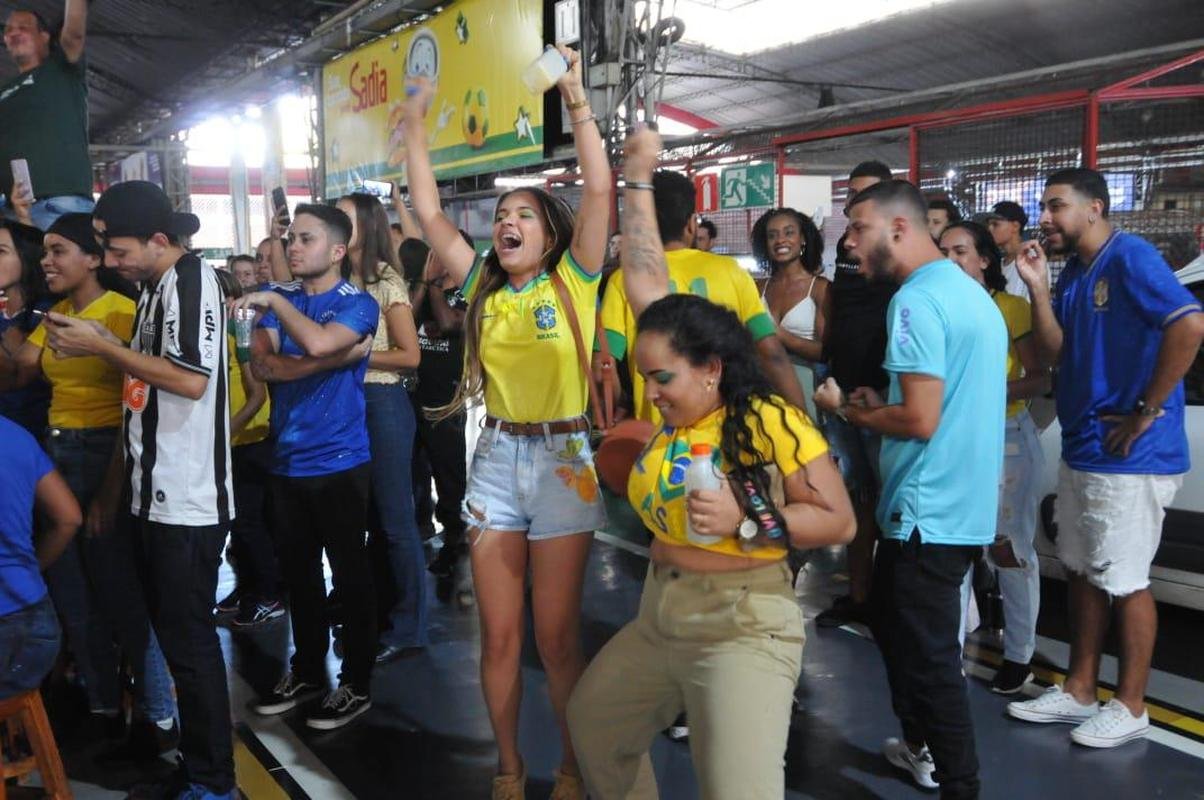 No Mercado Central, em BH, torcedores assistem ao jogo do Brasil contra a Sua pelo Grupo G da Copa do Mundo, no Catar