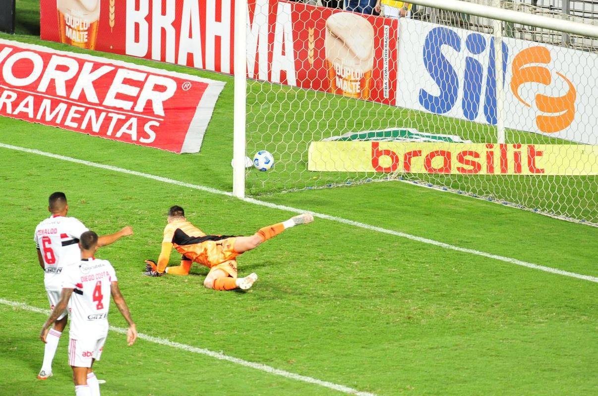 Ademir marcou dois gols na etapa final e colocou o Amrica em vatagem: 2 a 0