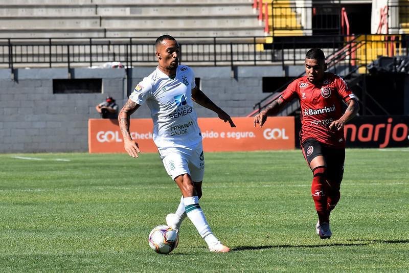 Joseph: o zagueiro tem contrato com o América até maio de 2021. Ele tem seus direitos ligados ao Capivariano-SP.