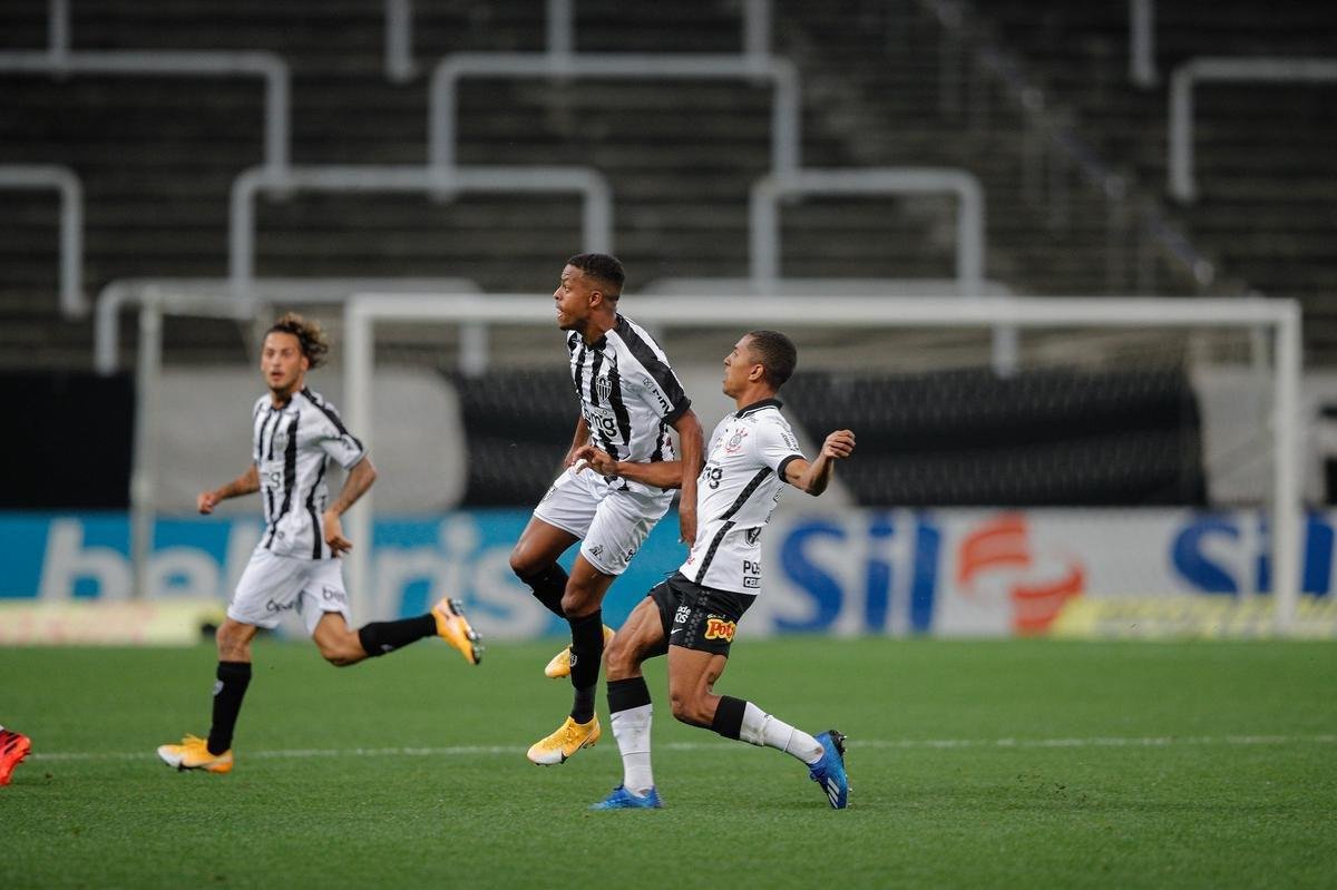 O Atltico venceu Corinthians de virada, por 2 a 1, neste sbado, em So Paulo, pela 21 rodada do Campeonato Brasileiro. Os gols alvinegros foram marcados por Guilherme Arana e Marrony. Matheus Dav balanou a rede para o Timo.