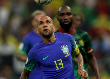 Narrador Galvão Bueno elogiou o lateral-direito Daniel Alves em derrota do Brasil para Camarões por 1 a 0, pelo Grupo G da Copa do Mundo do Catar