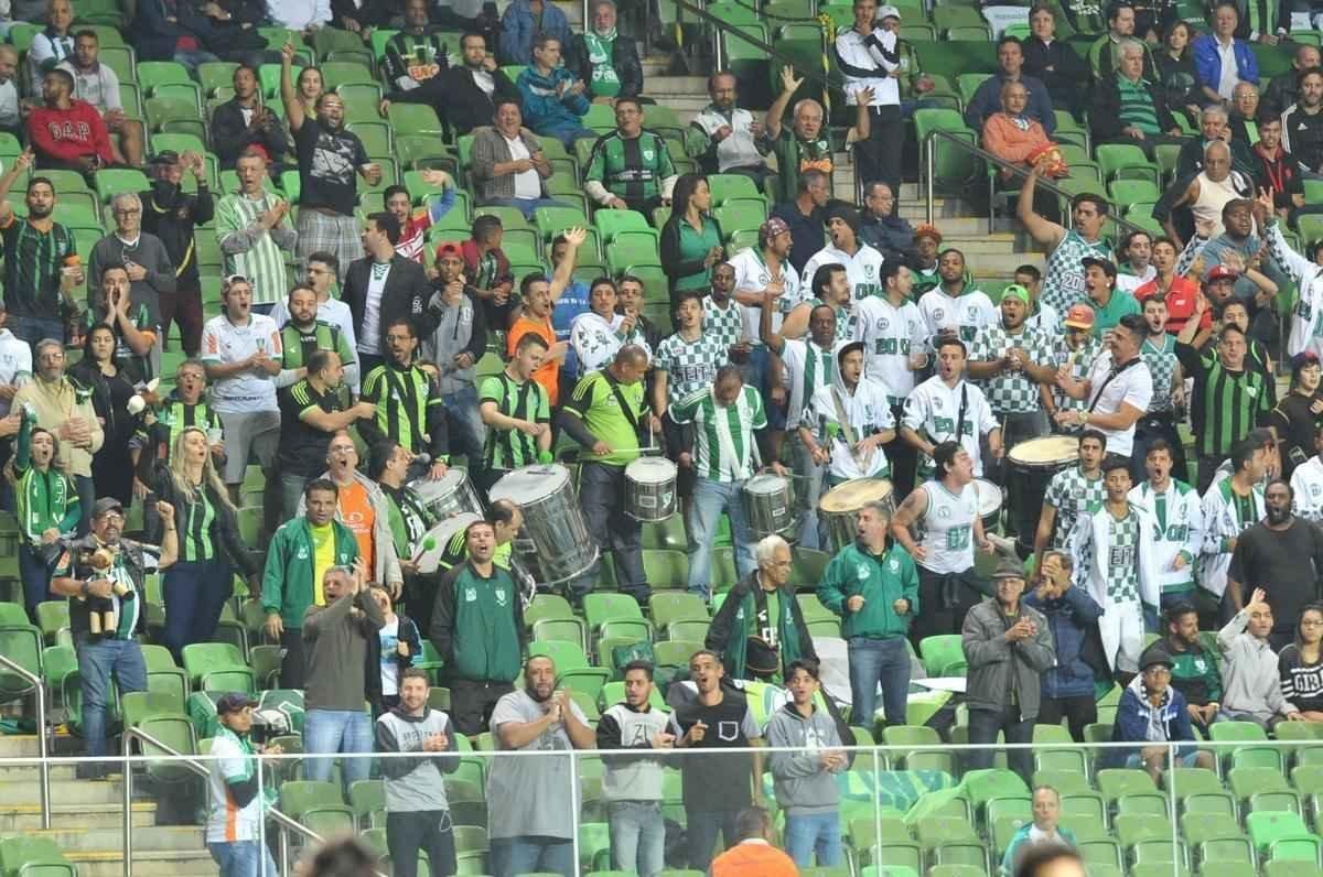 Imagens da torcida alviverde no duelo entre Amrica e Cricima, no Independncia, pela Srie B