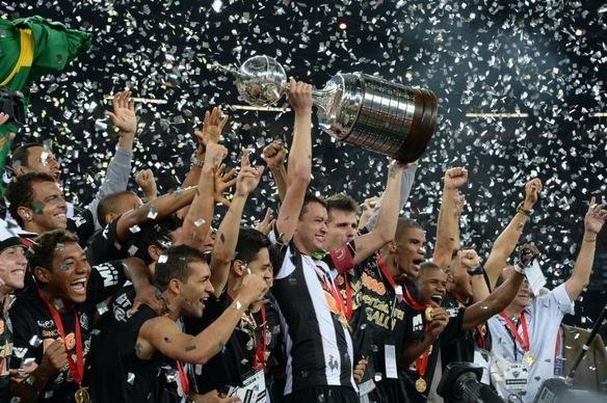 Capito Rver ergue a taa de campeo da Libertadores do Atltico