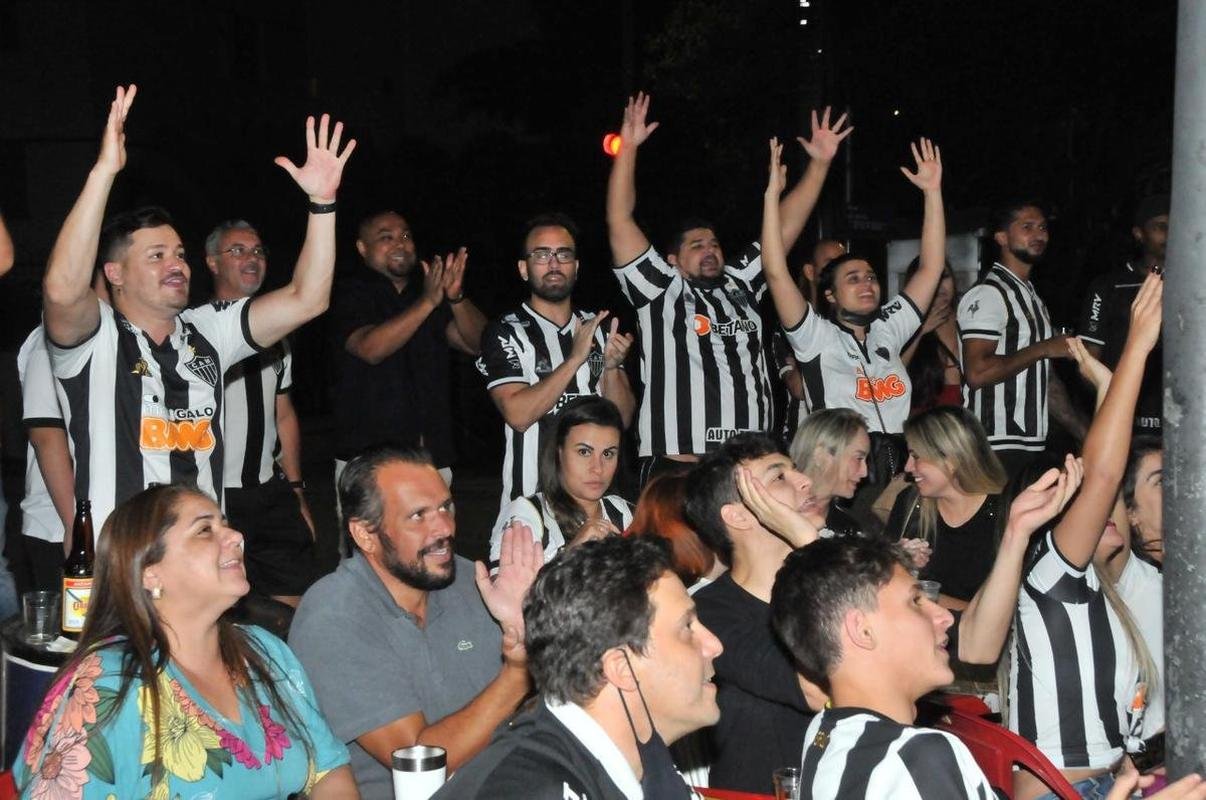 Torcedores do Galo comemoram classificao  final da Copa do Brasil no Bar do Salomo, tradicional reduto atleticano de Belo Horizonte