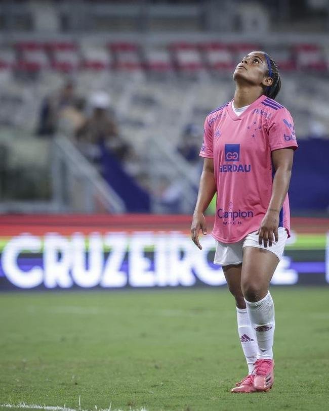 Em preliminar de Cruzeiro x Ituano pela Srie B, o time feminino da Raposa, conhecido como Cabulosas, goleou o Araguari por 8 a 0 pela terceira rodada do Campeonato Mineiro Feminino. Equipe cruzeirense estreou o uniforme rosa, confeccionado pela Adidas em homenagem  campanha Outubro Rosa, de conscientizao contra o cncer de mama