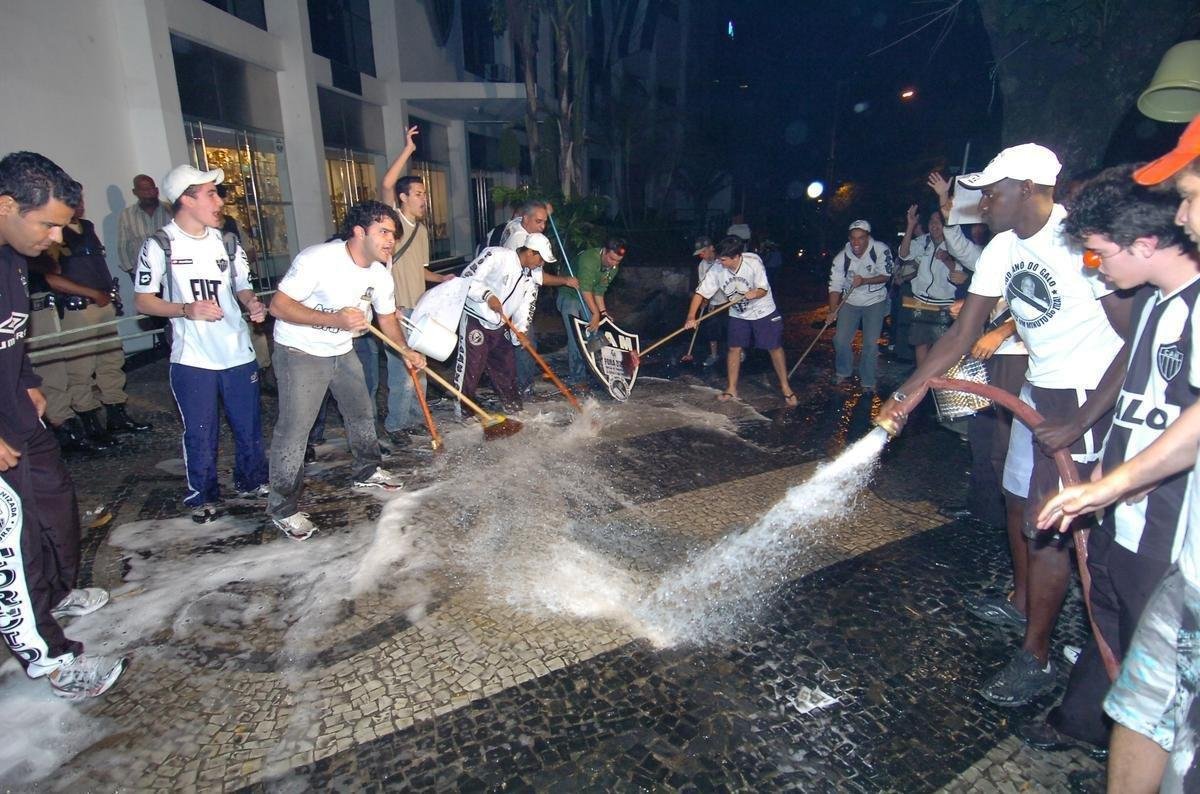 Em 2008, torcedores fizeram protesto lavando a calada em frente  sede de Lourdes, na regio Centro-Sul de Belo Horizonte. Segundo os participantes, eles queriam lavar a 'sujeira do clube'. O presidente Ziza Valadares estava pressionado. Ele acabou renunciando.
