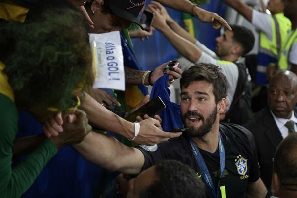 Seleção Brasileira derrota Peru por 3 a 1, conquista Copa América e ergue a taça no Maracanã; veja as fotos da festa do Brasil