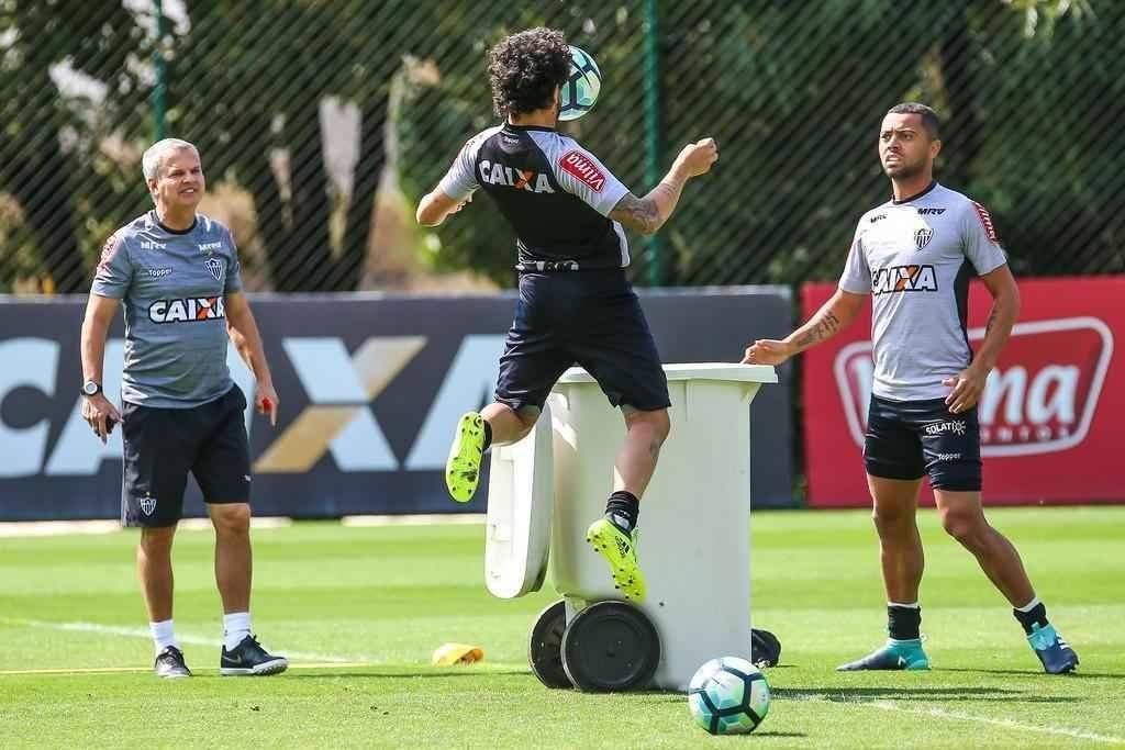 Fotos do treino de bola na cesta na Cidade do Galo