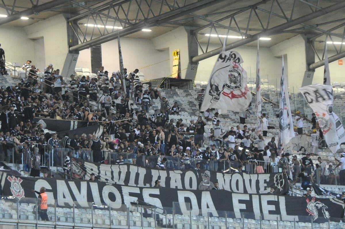 Imagens das torcidas de Cruzeiro e Corinthians no Mineiro