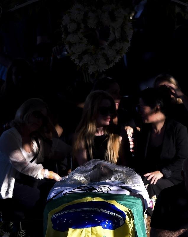 Os ltimos momentos do velrio de Pel, na Vila Belmiro, estdio do Santos. 