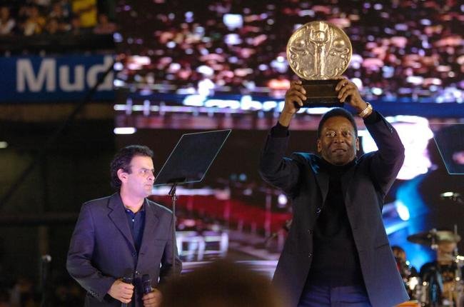 18/06/2008 - Pel recebeu um trofu no Mineiro e colocou os ps na Calada da Fama do estdio antes do jogo entre Brasil e Argentina pela sexta rodada das Eliminatrias da Copa do Mundo de 2010. Cerimnia contou com a presena do ento governador de Minas, Acio Neves.